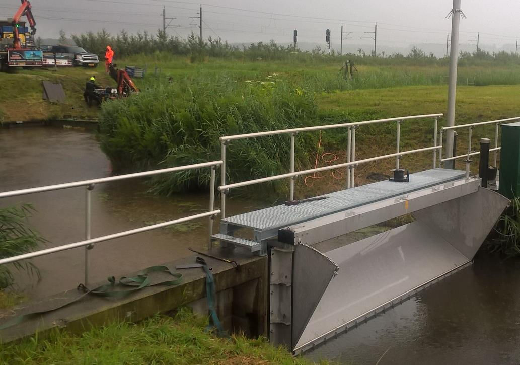 旋转式调节溢流堰门